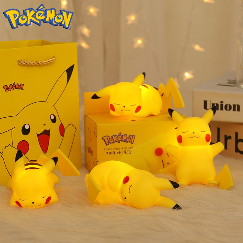 Boneco Pikachu Pokémon Dormindo Com Almofada Puff Fofo - Hype Loja™
